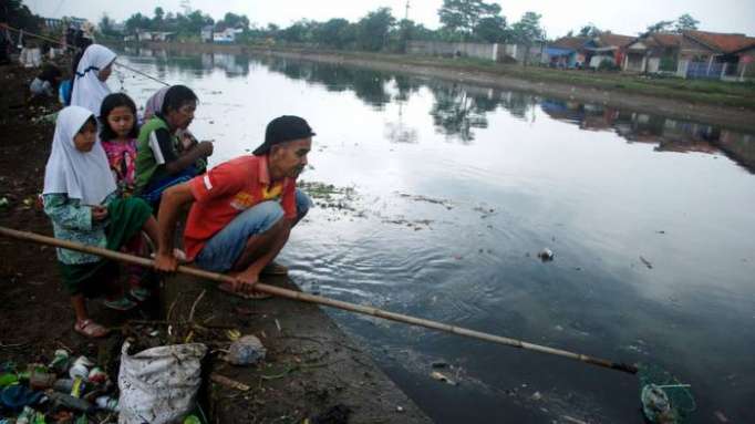 FUERTE VIDEO: Concursante cree haber pescado un enorme ejemplar en un río y saca un cadáver