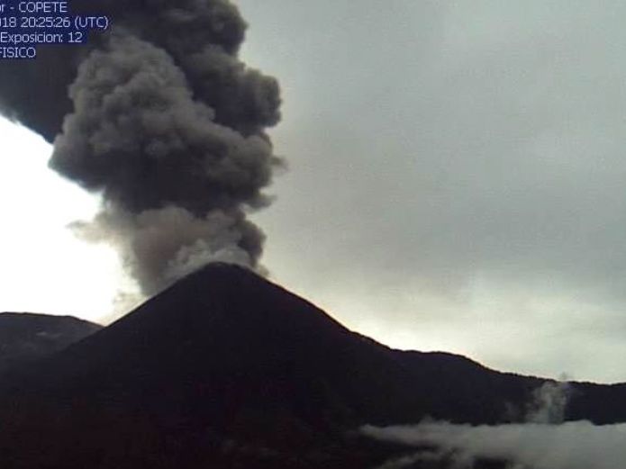 Fuertes erupciones: El volcán Reventador 