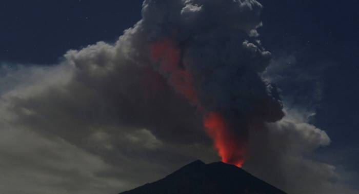 Ceniza volcánica obliga a cerrar aeropuerto internacional en Indonesia