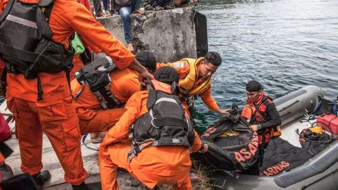 "فقدان" 180 شخصا في غرق عبَارة في بحيرة عميقة للغاية بجزيرة سومطرة الإندونيسية