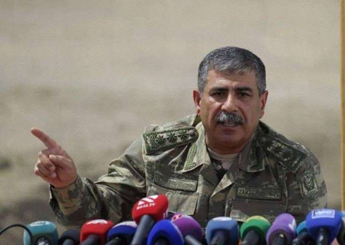 "El Ejército azerbaiyano se dedica a las disposiciones combativas día y noche"-el ministro de Defensa