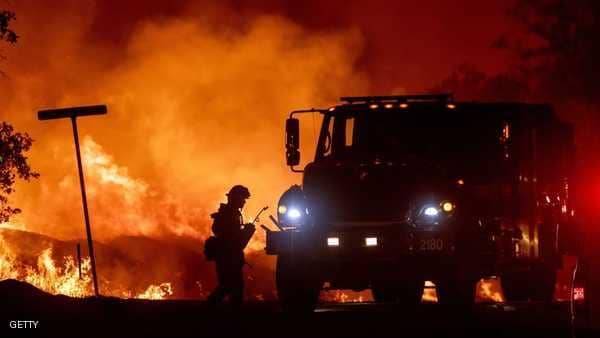 حرائق كاليفورنيا تشرد الآلاف والحاكم يطلب تدخلا فدراليا