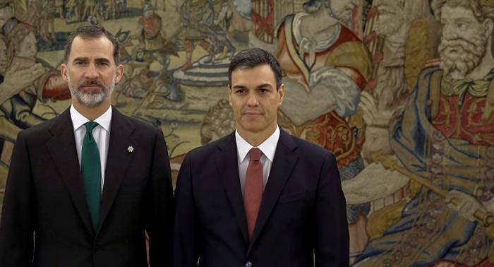 Felipe VI y Pedro Sánchez consuelan a la selección española