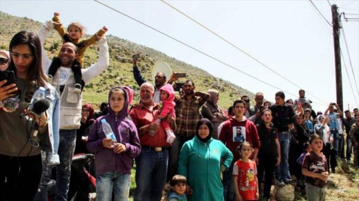 Miles de civiles regresan a sus hogares en el sur de Siria tras un acuerdo