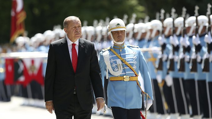 18.500 türkische Staatsbedienstete gefeuert