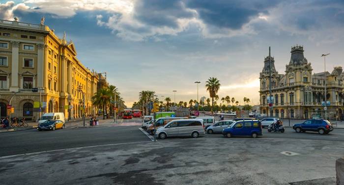 Activistas ocupan un bus turístico en Barcelona para denunciar la masificación turística