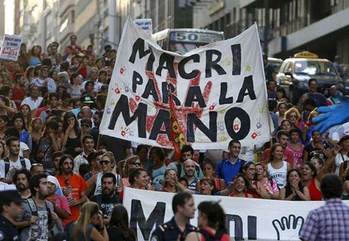 Argentinos protestan por la hambruna y pobreza causada por Macri