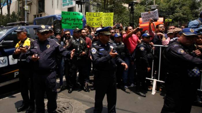 Mexicanos reciben a Pompeo con marchas y protestas en la capital