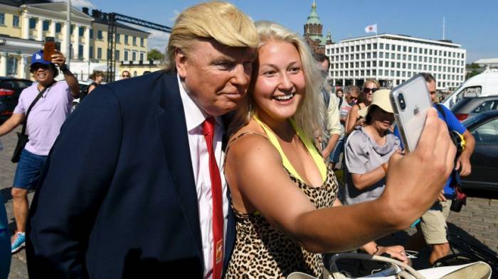 Finnen protestieren gegen Putin und Trump