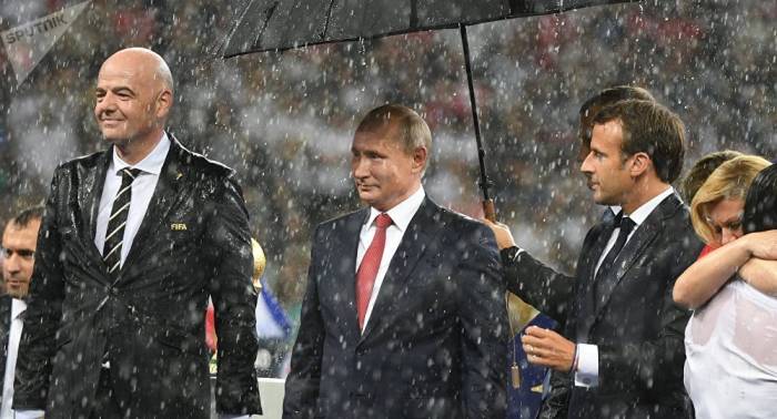 ¿Por qué solo Putin tenía paraguas en la ceremonia de clausura del Mundial?
