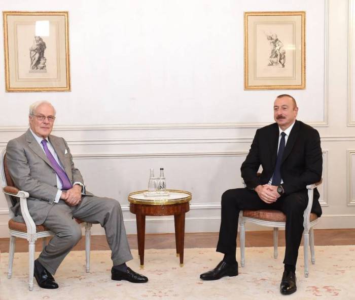 Ilham Aliyev mantiene una serie de las reuniones en Paris