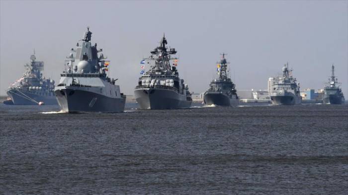 Buques de guerra de Rusia maniobran cerca de San Petersburgo