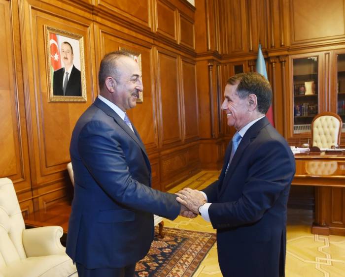 Treffen von Premierminister Novruz Mammadov mit türkischem Außenminister Mevlüt Çavuşoğlu