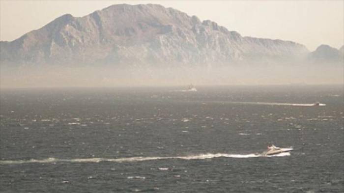 Patrullero británico escolta un buque de guerra español en Gibraltar