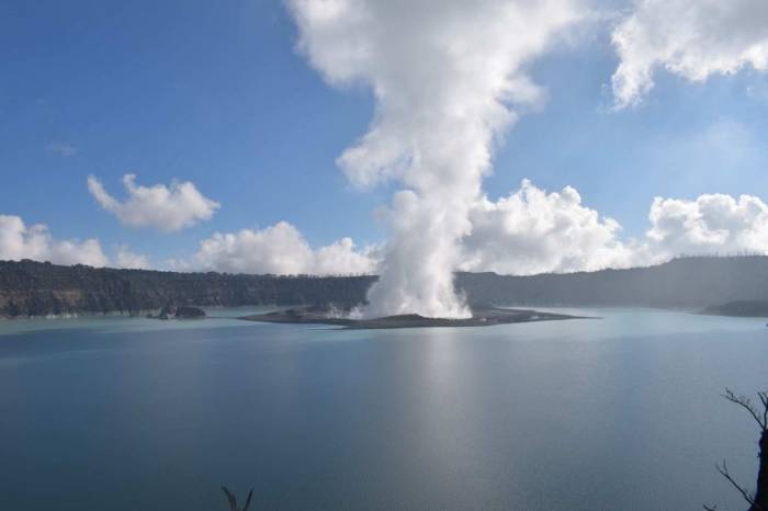 Vanuatu evacuates island over volcano threat