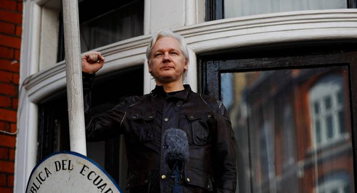 Gobierno de Ecuador insiste en que mantiene asilo a Assange
