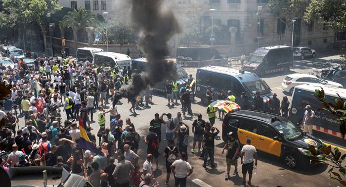 La alcaldesa de Barcelona pide a los taxistas que desconvoquen la huelga