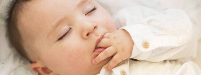 Nourriture solide avant six mois : un effet positif sur le sommeil des bébés, selon une étude