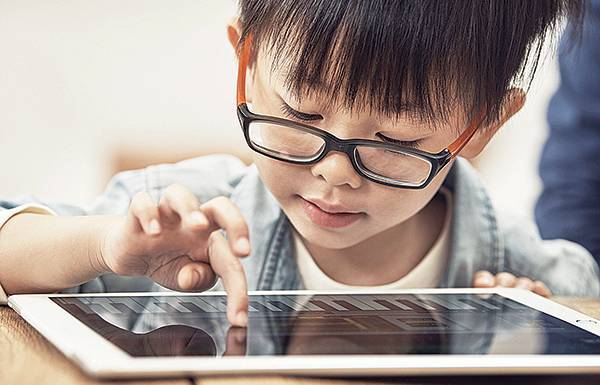 «iOS12» يحمي الأطفال من خطر الأجهزة الذكية