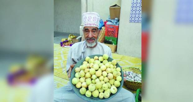 سوق نزوى يشهد تباشير فاكهة خوخ الجبل الأخضر