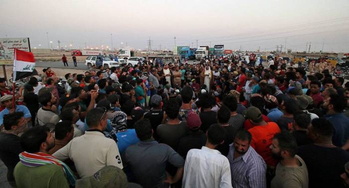 الشرطة العراقية: محتجون يتجمعون عند المدخل الرئيسي لحقل الزبير النفطي بالجنوب