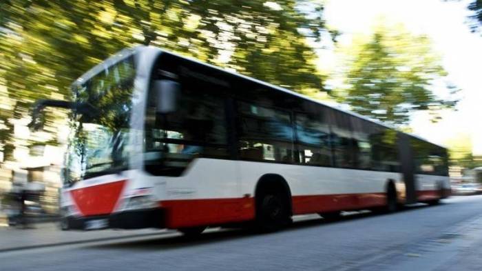 Hamburg: Auto kracht gegen Linienbus: Ein Toter und fünf Verletzte