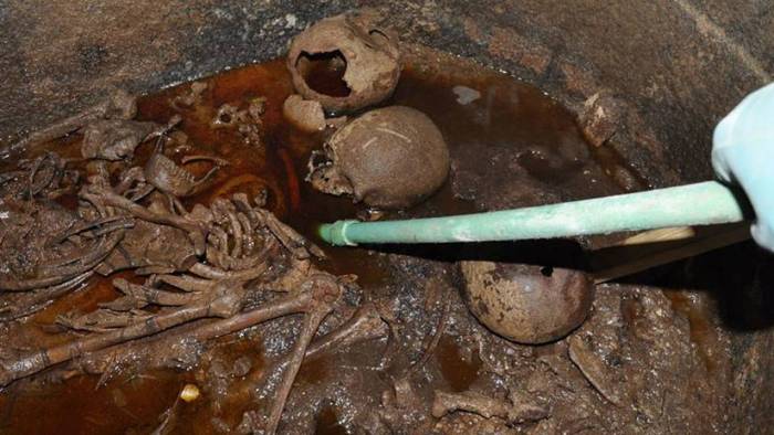 Revelan de quiénes son los restos del sarcófago negro hallado en Egipto