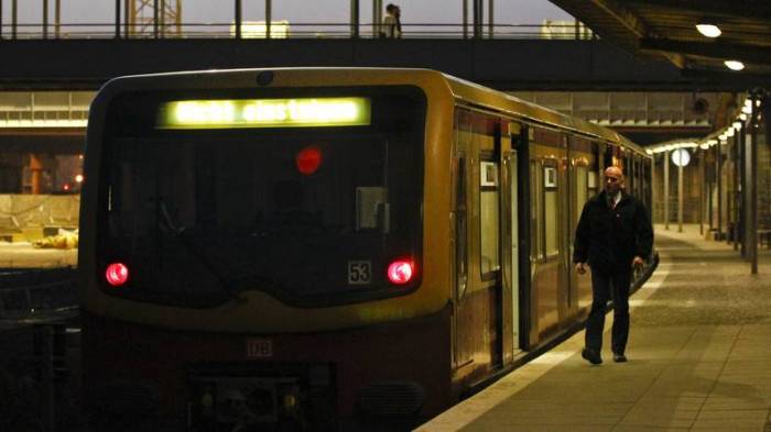 Zwei Obdachlose an Berliner S-Bahnhof angezündet