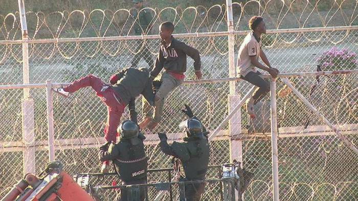 España: Más de 700 migrantes acceden a Ceuta tras saltar la valla