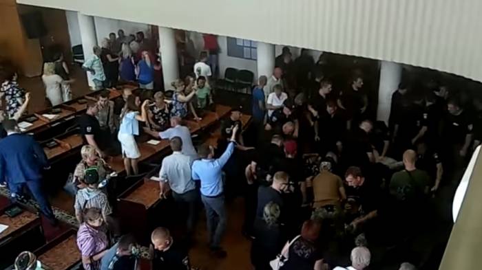 50 arrested after city council session descends into fist-fight in Ukraine - VIDEOS