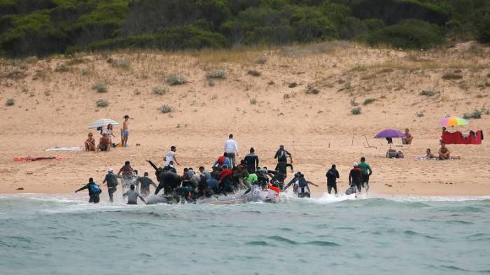 Des migrants débarquent sur une plage espagnole sous le regard médusé des vacanciers - VIDEO