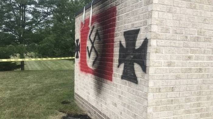 Nazi-Flagge an Synagogen-Schuppen in Indiana geschmiert