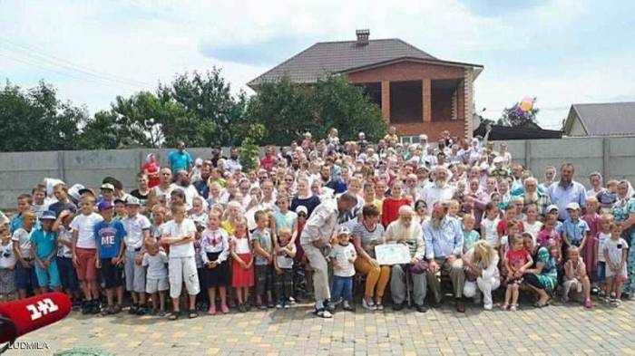 أوكراني يستعد لدخول "غينيس" بأكبر عائلة في العالم