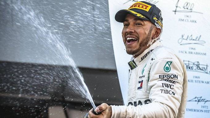 Weltmeister Hamilton bleibt bei Mercedes