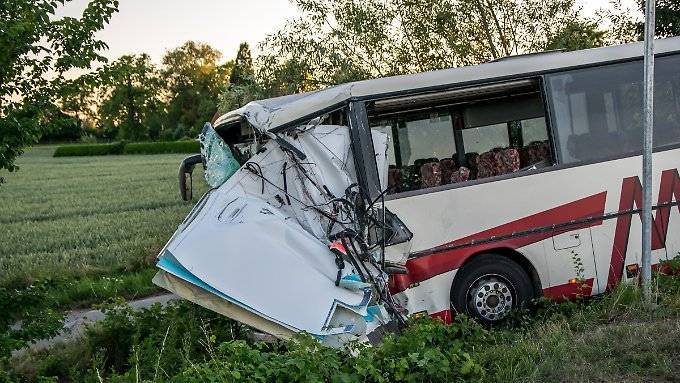 Jugendgruppe kracht in Rettungswagen