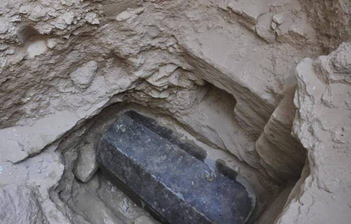 Egypte: Un grand sarcophage noir découvert à Alexandrie après 2.000 ans passé sous terre