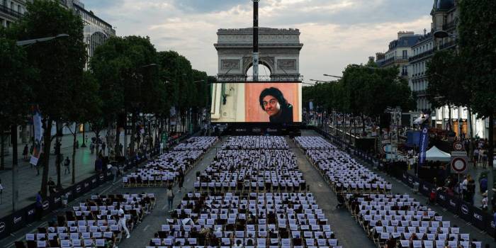 Les Champs-Elysées transformés en cinéma géant dimanche soir