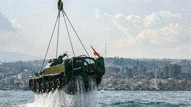 لماذا يرمي لبنان دبابات في البحر؟