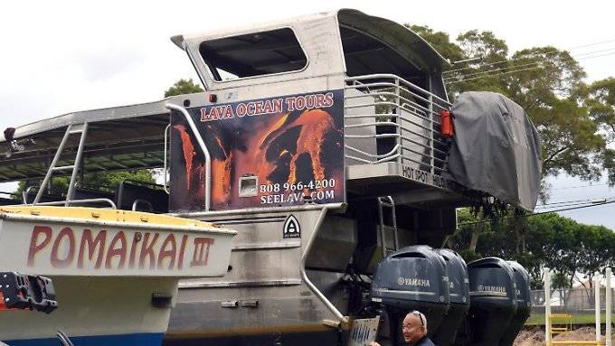 Lavateil kracht auf Touristenboot