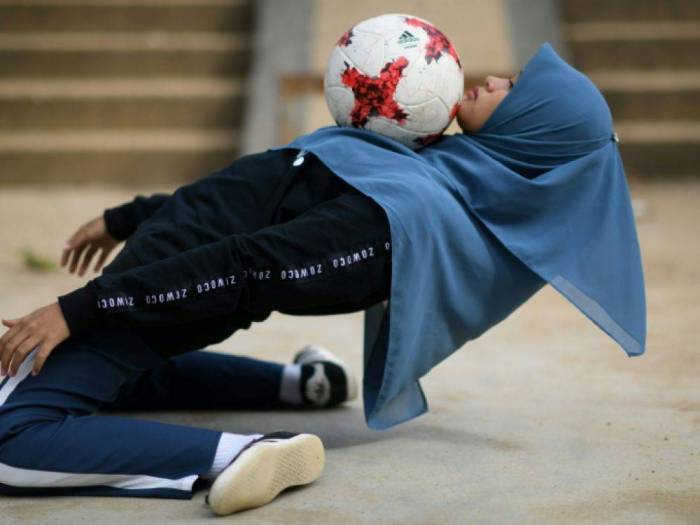 En Malaisie, elle fait du foot freestyle avec un voile islamique