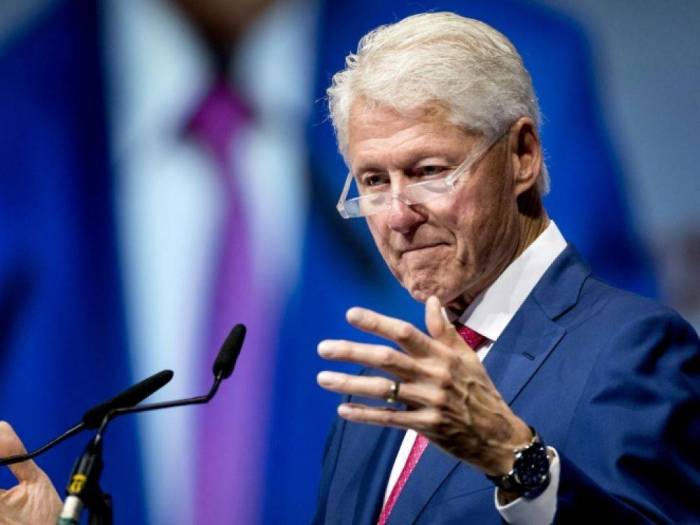 Sida : Bill Clinton "supplie" le monde de ne pas baisser les bras