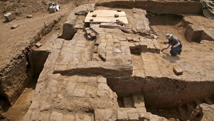Misterio en Egipto: Hallan en Alejandría una enorme tumba y una cabeza de piedra de hace 2.000 años