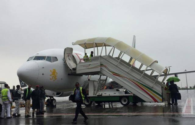 Flags, flowers greet first Ethiopia-Eritrea flight in 20 years  