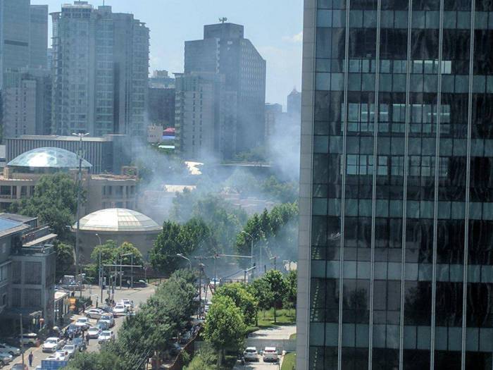 FOTO: Se produce una explosión cerca de la Embajada de EE.UU. en Pekín