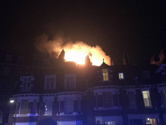 FOTO: Un fuerte incendio se produce en un bloque de apartamentos de lujo en Londres