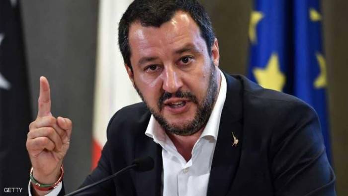 إيطاليا تطالب بـ"ضمانات" قبل رسو سفينة مهاجرين