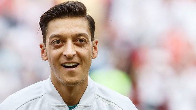 Die Männer hinter dem Fußballer Özil