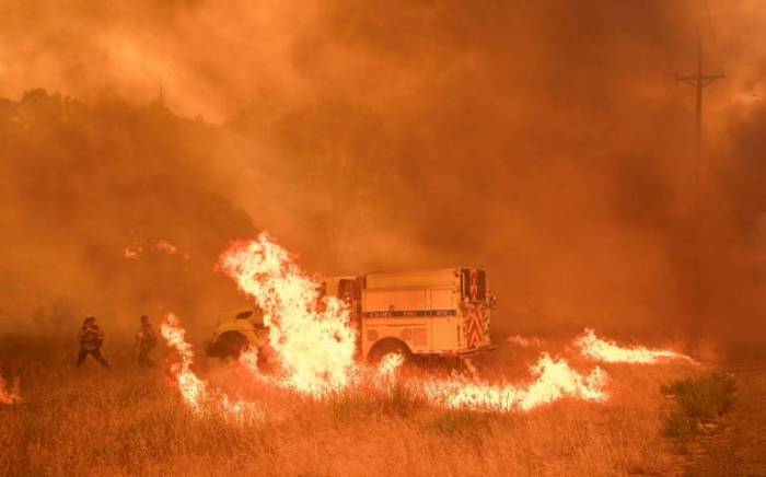 Un intenso incendio forestal amenaza parque Yosemite en California