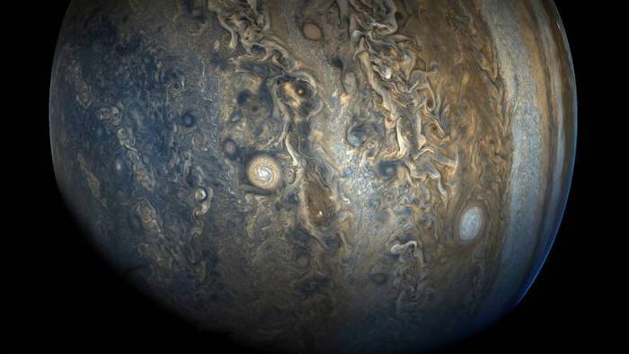 FOTO: La NASA publica espectacular imagen a color natural de una tormenta en remolino en Júpiter