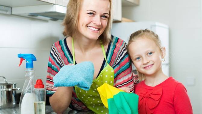 Pourquoi vous devriez laisser votre enfant participer aux tâches ménagères